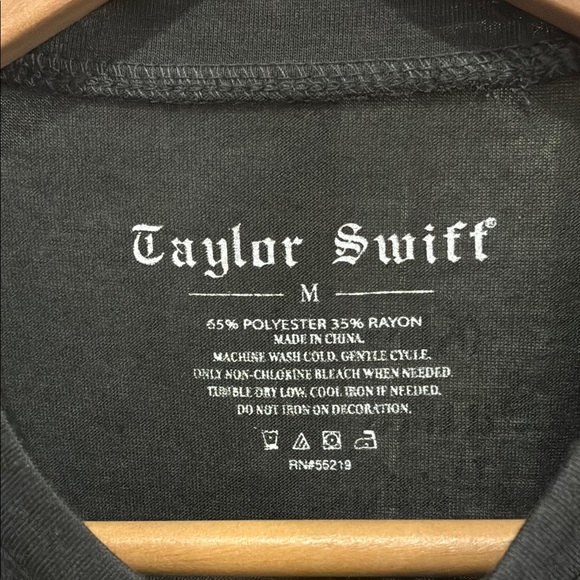 Black Sleeveless Graphic Taylor Swift Reputation Concert Tshirt - Picture 3 of 3